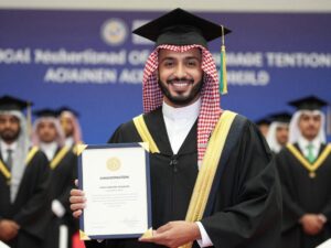 خريج ناجح يحمل شهادة التدريب التقني